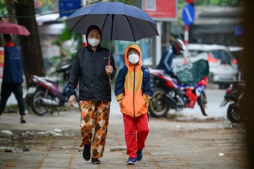 Người Hà Nội quàng khăn, mặc áo ấm đón gió lạnh đầu mùa