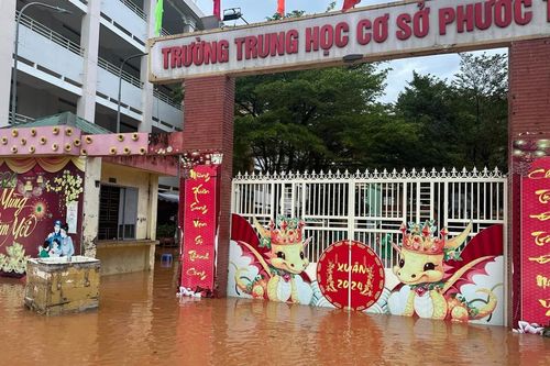 Nước lũ ngập sân trường, 2.600 học sinh ở Đồng Nai phải nghỉ học