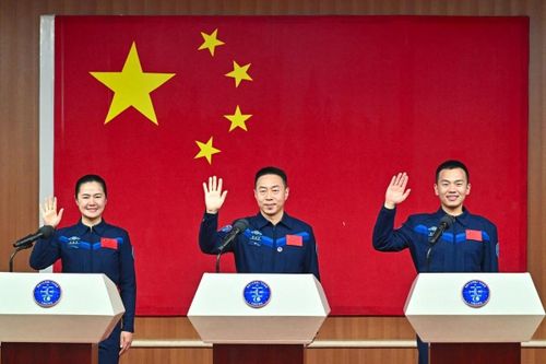 Hai phi hành gia 9X Trung Quốc lần đầu bay vào vũ trụ