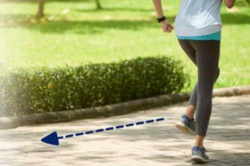 Đi bộ lùi mang lại lợi ích sức khỏe đáng kinh ngạc gì?