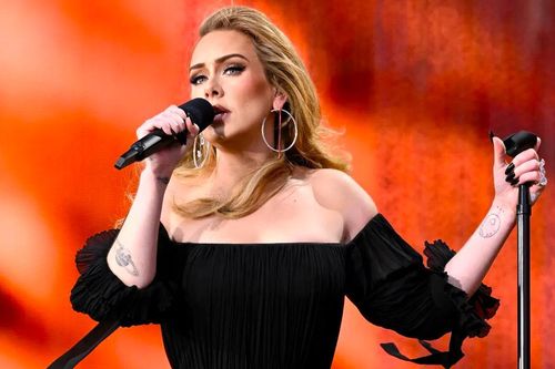 Adele mắc bệnh nghiêm trọng, đau đớn muốn cắt bỏ tai