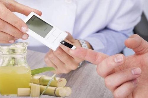 Người bệnh đái tháo đường có nên uống nước mía?