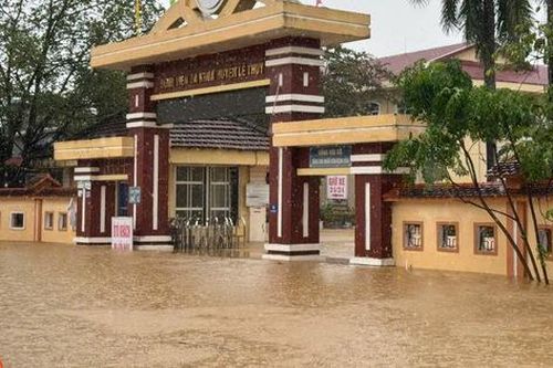 Nước lũ bao vây, người bệnh gặp khó, bác sĩ nỗ lực hỗ trợ bệnh nhân