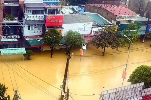Mưa lớn ở miền Trung, nhiều nơi vượt đỉnh lũ lịch sử