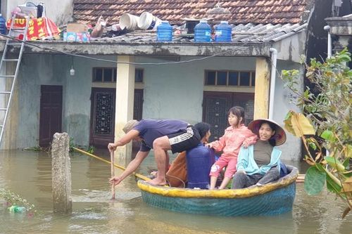 Một huyện ở Quảng Bình có hơn 12.000 ngôi nhà ngập sâu, khẩn trương tiếp tế nhu yếu phẩm cho người dân