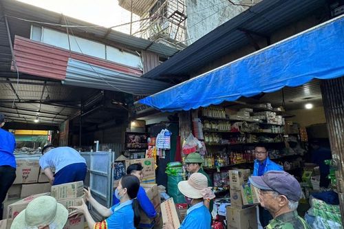 Quốc Oai hỗ trợ tiểu thương chợ Phủ chuyển về chợ tạm an toàn, thuận tiện