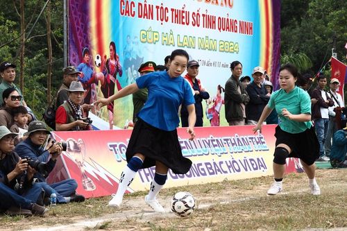 Đi Bình Liêu, Quảng Ninh xem phụ nữ dân tộc mặc váy đá bóng