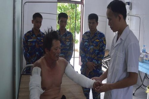 Bệnh xá đảo Song Tử Tây cấp cứu, điều trị ngư dân bị nạn trên biển