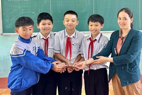 Bốn học sinh ở Đắk Nông nhặt được của rơi, trả lại người mất