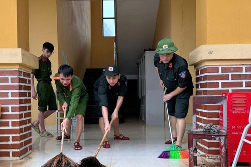 Sớm đưa học sinh vùng lũ Quảng Bình trở lại trường