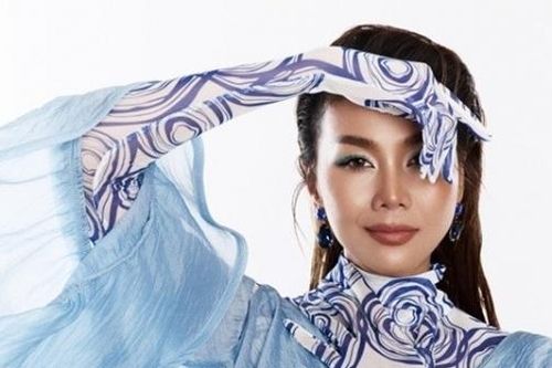 Siêu mẫu Thanh Hằng tạo dáng ấn tượng với thiết kế đầm làm từ hàng trăm mét vải