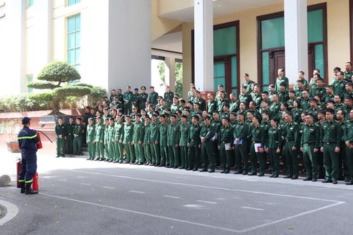 Cơ quan Bộ Tư lệnh BĐBP huấn luyện kỹ năng sử dụng trang bị, phương tiện phòng, chống cháy nổ