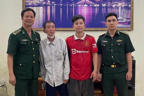 Cán bộ Biên phòng hỗ trợ người đi lạc tìm được gia đình