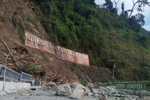 Kon Tum: Sạt lở hàng trăm m3 đất, đá trên đường Trường Sơn Đông