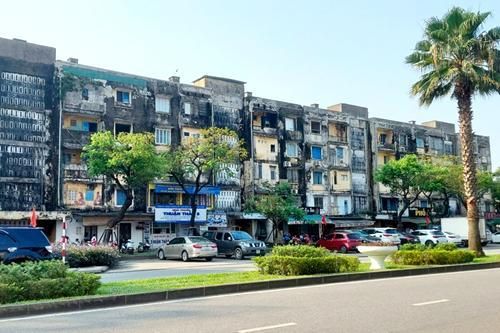 Cưỡng chế di dời các hộ dân để cải tạo, xây lại khu chung cư 'chờ sập' tại Huế