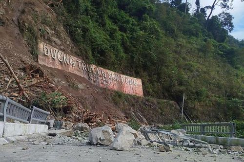 Thông tuyến đường Trường Sơn Đông đoạn qua Kon Tum sau sự cố sạt lở