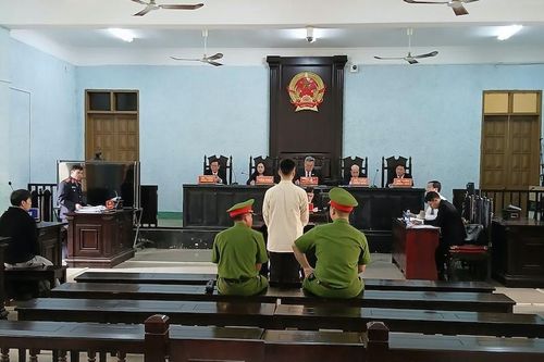 Dùng kéo đâm người khác vì cho rằng bị 'cười đểu'