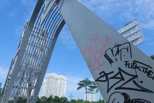 Cổng chào ở cửa ngõ Thủ đô bị bôi bẩn, viết ký tự lạ