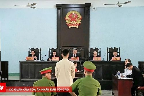 Dùng kéo đâm người vì nghĩ bị 'cười đểu'