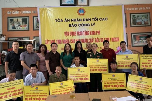 Báo Công lý trao tặng 8 ngôi nhà tình nghĩa cho nạn nhân chất độc da cam/dioxin tại Bắc Giang