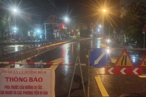 Ảnh hưởng của bão Trà Mi, nhiều đoạn đường ngập sâu, 7 điểm ách tắc giao thông