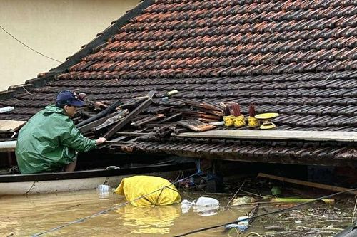 Thắt lòng cảnh đưa tang trên dòng nước lũ ở Lệ Thủy