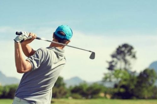 Vì sao người chơi golf dễ bị chấn thương khuỷu tay, phòng tránh thế nào?