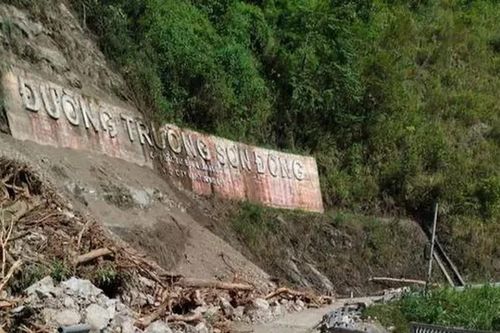 Đường Trường Sơn Đông bị sạt lở đã thông tuyến ngay trong sáng 30/10