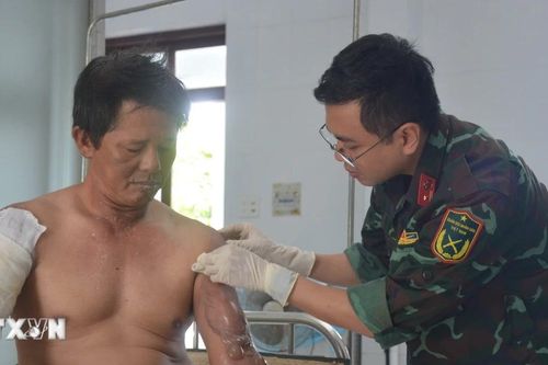 Quân y bệnh xá Song Tử Tây cấp cứu ngư dân bị bỏng do bình gas phát cháy