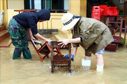 Quảng Bình: Tận dụng nước lũ để vệ sinh trường lớp khi nước rút