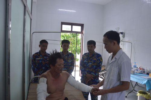 Bệnh xá đảo Song Tử Tây cấp cứu ngư dân bị bỏng nặng