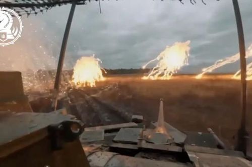 Video cận cảnh xe tăng Abrams, xe bọc thép Bradley của Ukraine phối hợp chiến đấu ở Kursk