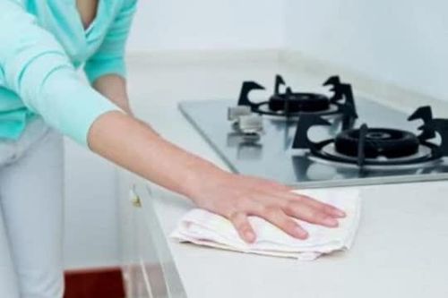4 lý do mà bạn không nên dùng nước rửa chén để lau bếp, vừa mất thời gian vừa hại bếp