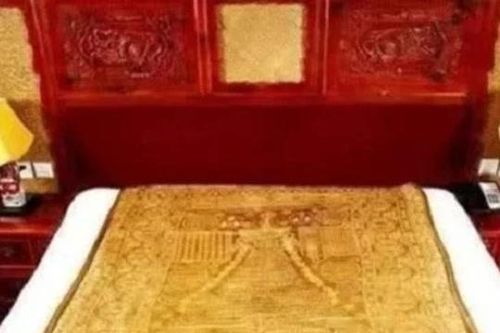 Chiếc chăn liệm của hoàng đế Càn Long ẩn chứa bí mật gì mà có giá trị lên đến gần 450 tỷ?