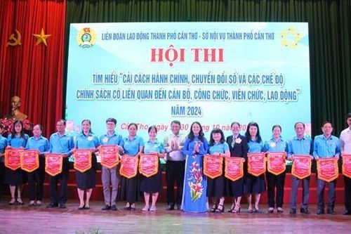 Người lao động sôi nổi tìm hiểu cải cách hành chính, chuyển đổi số