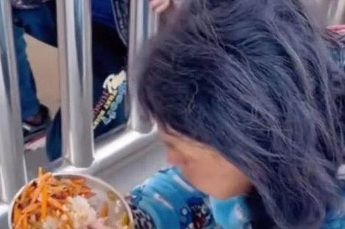 Cậu bé lớp 2 lén ăn đồ ăn thừa của bạn, thầy giáo bật khóc sau khi tra hỏi nguyên nhân