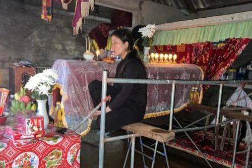 Xót xa con gái 3 ngày ngồi cạnh quan tài cha trong căn nhà ngập lụt gần 2m