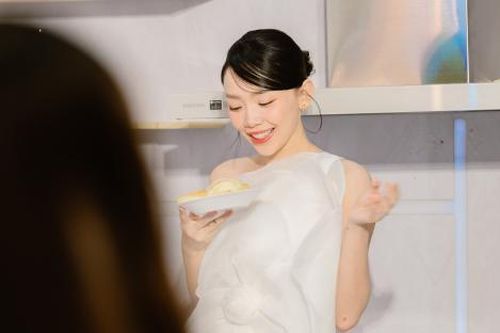 Tóc Tiên gây sốt với sắc vóc xinh đẹp bên cạnh 'con cưng' của mình