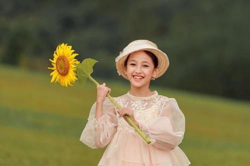 Con gái 9 tuổi của Hoa hậu Hà Kiều Anh xinh như thiên thần