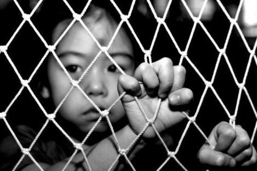 Người phụ nữ bắt cóc 17 trẻ em, bán luôn cả con ruột để lấy tiền tiêu xài và cái kết
