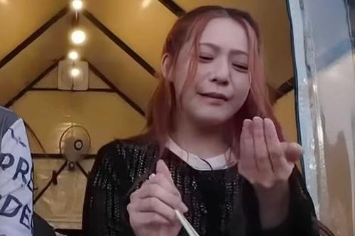 Nữ ca sĩ bị rụng răng khi đang quay hình, đồng nghiệp ngơ ngác chứng kiến