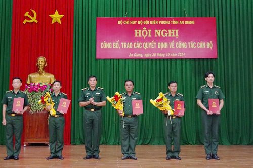 Bộ đội Biên phòng tỉnh trao quyết định về công tác cán bộ