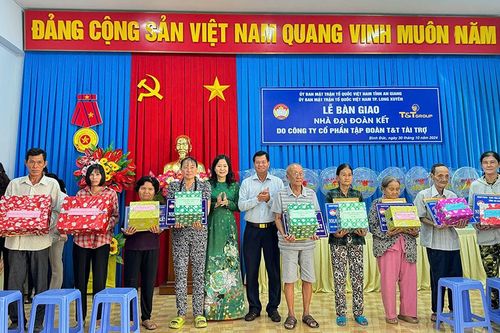 Long Xuyên trao tặng 9 căn nhà Đại đoàn kết