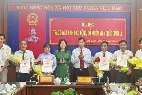 TP. Long Xuyên trao quyết định công tác cán bộ ngành giáo dục