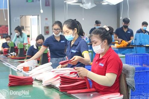 Công nhân tăng tốc sản xuất cuối năm
