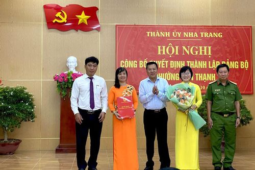 Thành ủy Nha Trang: Công bố các quyết định thành lập 3 đảng bộ phường