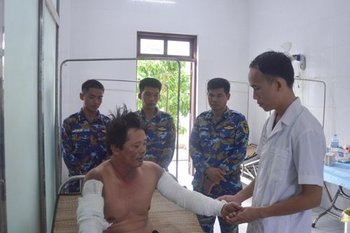 Bệnh xá đảo Song Tử Tây điều trị cho ngư dân bị bỏng nặng