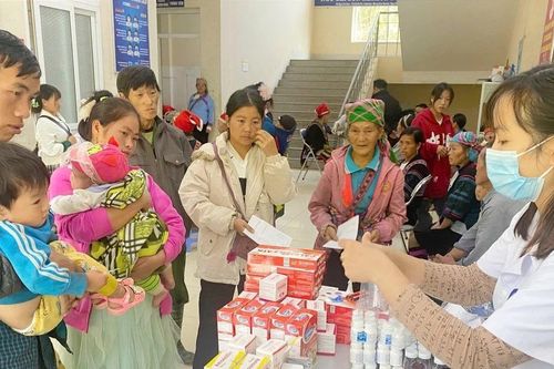 Khám bệnh, cấp thuốc miễn phí cho người dân xã Ngũ Chỉ Sơn