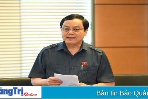 Đại biểu Quốc hội tỉnh Quảng Trị Hoàng Đức Thắng tham gia thảo luận tại tổ về dự án luật sửa đổi, bổ sung một số điều luật