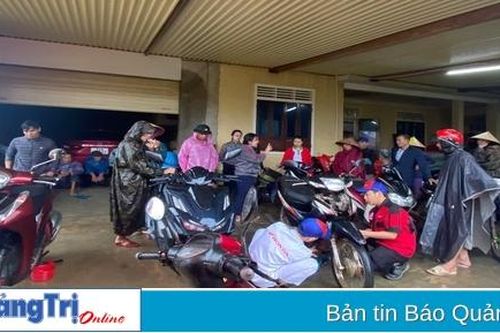 Sửa xe miễn phí cho người dân vùng ngập lụt Vĩnh Linh